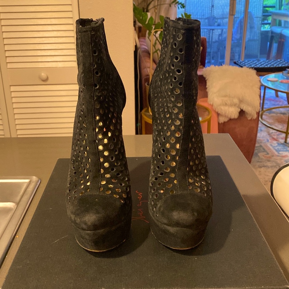 Walter Steiger 5.5” black perforated booties.